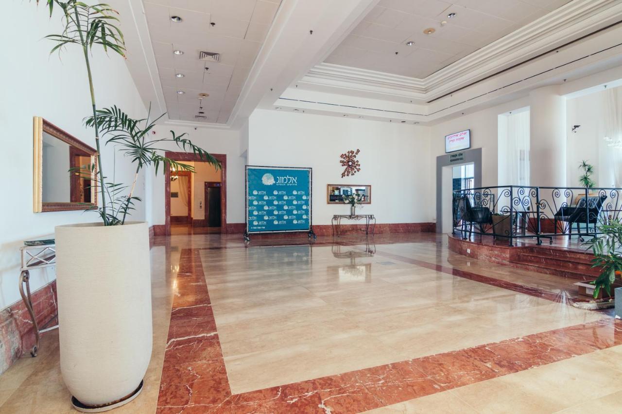Almog Beach Apt Hotel מלון דירות אלמוג ביץ' ハイファ エクステリア 写真