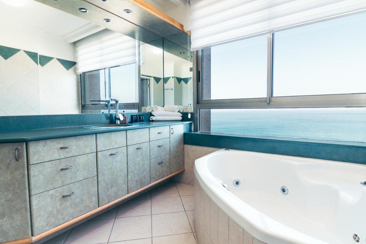 Almog Beach Apt Hotel מלון דירות אלמוג ביץ' ハイファ エクステリア 写真
