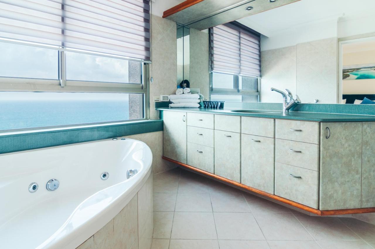 Almog Beach Apt Hotel מלון דירות אלמוג ביץ' ハイファ エクステリア 写真