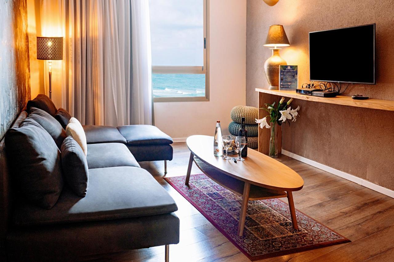 Almog Beach Apt Hotel מלון דירות אלמוג ביץ' ハイファ エクステリア 写真