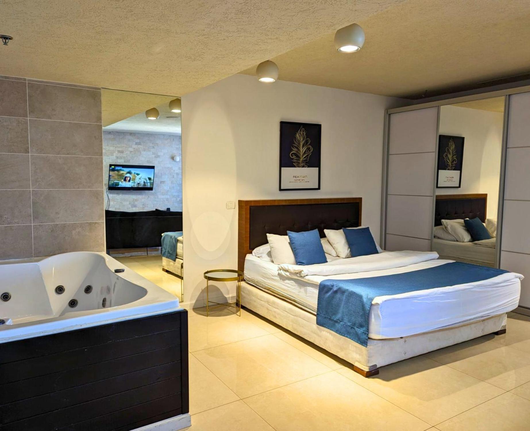 Almog Beach Apt Hotel מלון דירות אלמוג ביץ' ハイファ エクステリア 写真
