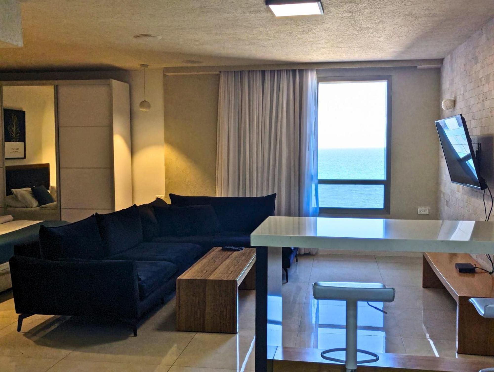 Almog Beach Apt Hotel מלון דירות אלמוג ביץ' ハイファ エクステリア 写真