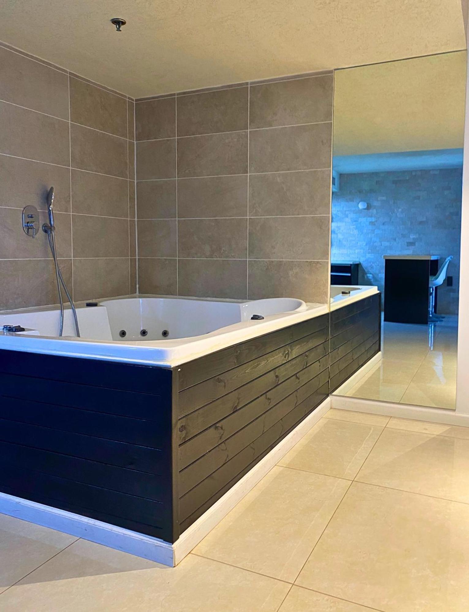Almog Beach Apt Hotel מלון דירות אלמוג ביץ' ハイファ エクステリア 写真