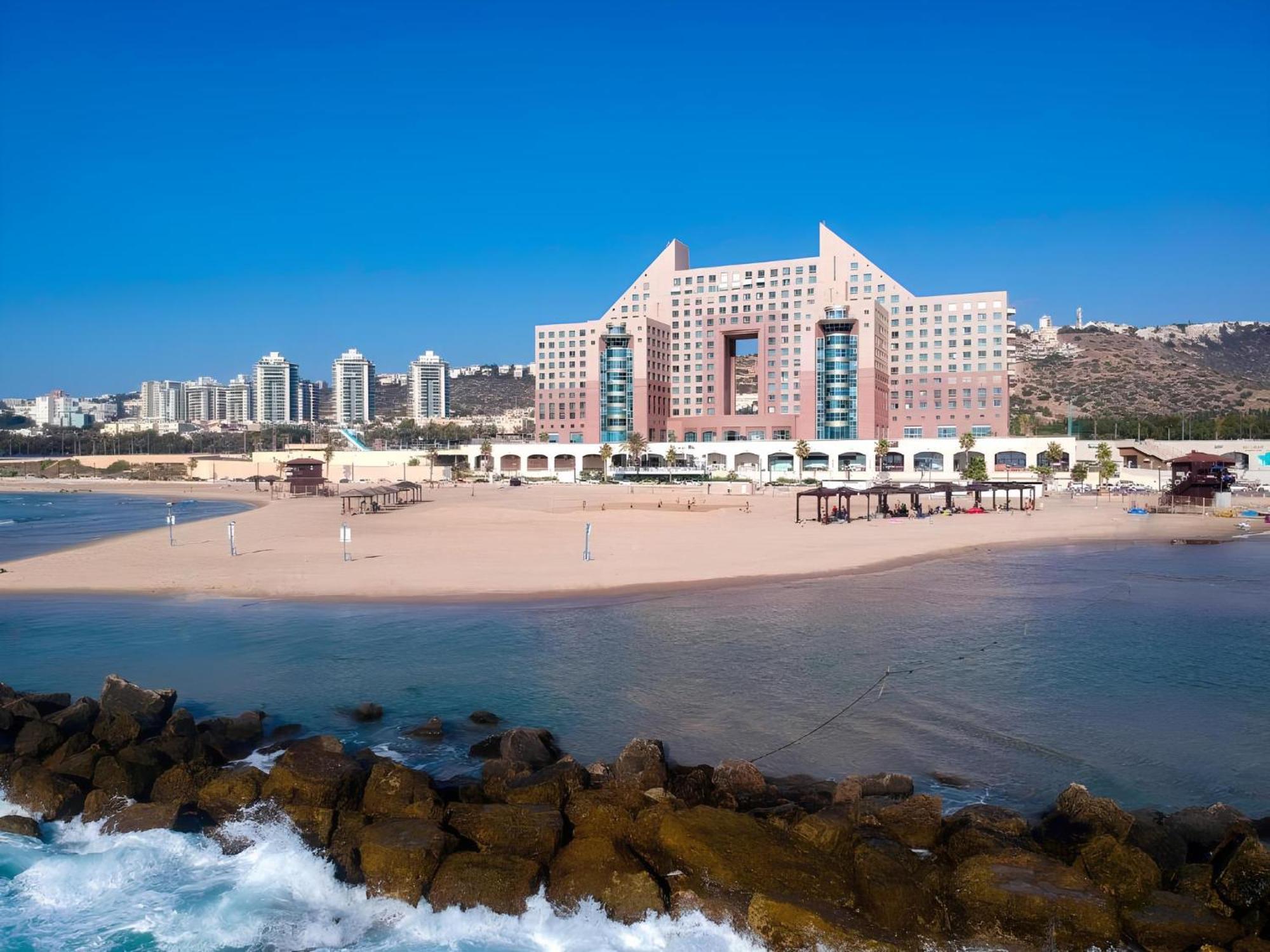 Almog Beach Apt Hotel מלון דירות אלמוג ביץ' ハイファ エクステリア 写真