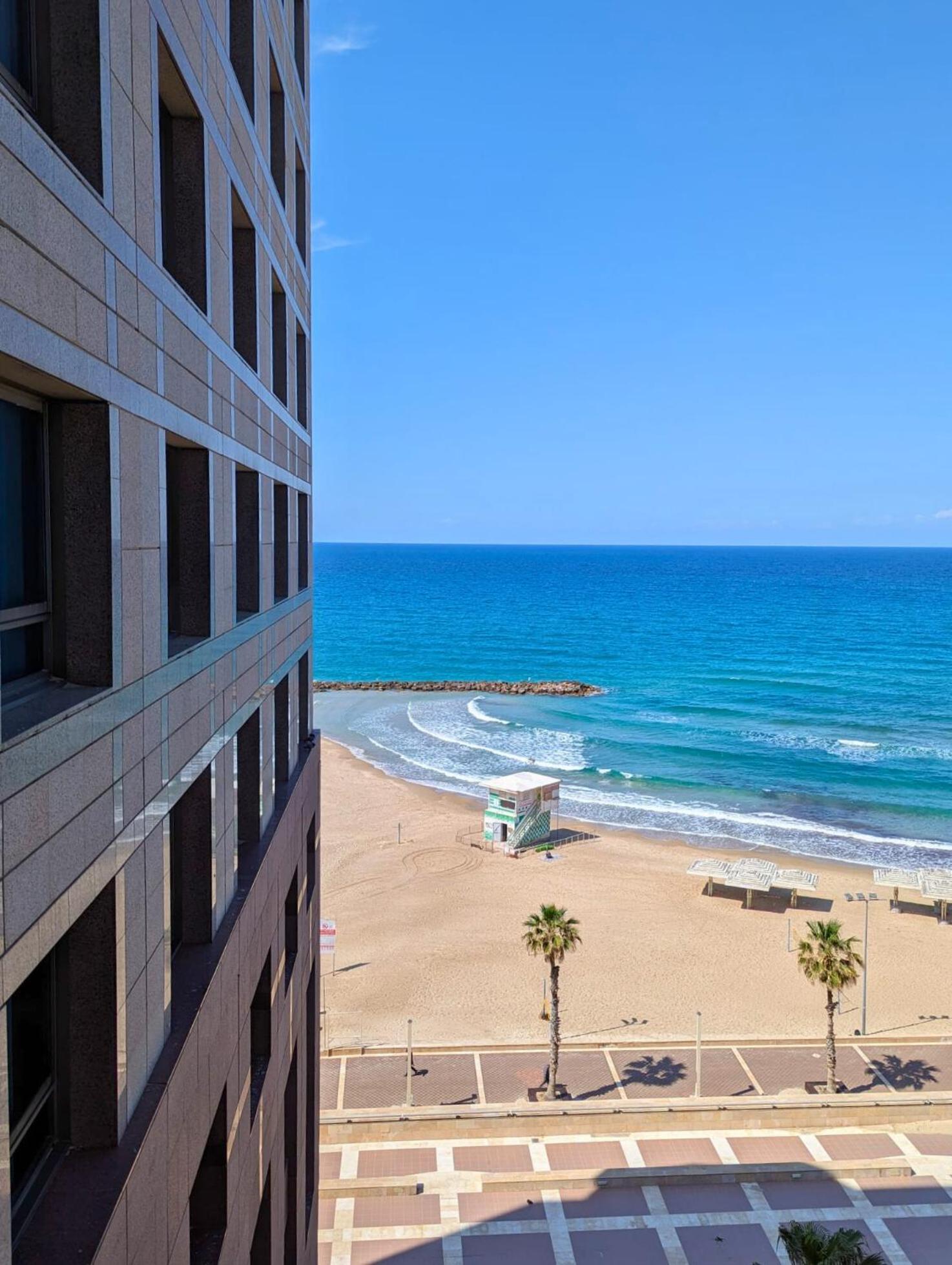 Almog Beach Apt Hotel מלון דירות אלמוג ביץ' ハイファ エクステリア 写真